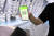 직원이 '메트로 다두후이' 앱에서 디지털 위안화로 탑승권을 결제하는 방법을 설명하고 있다. [사진 상하이 선퉁지하철그룹]