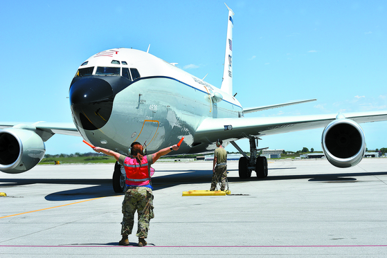 미국 공군의 신형 핵물질 탐지 정찰기인 WC-135R 콘스턴트 피닉스가 11일 네브래스카의 링컨 공항에 도착하고 있다. 미 공군은 구형 WC-135C/W 두 대를 내년 여름까지 성능이 향상된 WC-135R 석 대로 재편한다. 공기 중의 방사성 물질을 포집하는 특수 정찰기다. [사진 미 공군]