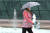 다소 더운 날씨를 보인 24일 오후 대구 북구에서 한 시민이 양산을 쓴 채 걷고 있다. 연합뉴스