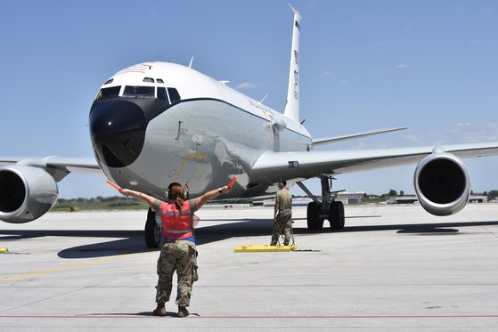 지난 11일(현지시간) 미국 네브래스카 오풋 공군기지(링컨 공항)에 도착한 WC-135R '콘스탄트 피닉스'. WC-135R은 핵물질 입자를 탐지하는 특수정찰기다. 미 공군은 내년 여름까지 3대를 배치할 계획이다. 사진 미 공군