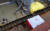 경남 거제시 대우조선해양 협력업체 노사의 협상이 재개된 21일 오후 농성장인 제1도크 하부에 소방관들이 만약의 사태에 대비해 에어 매트를 설치 했다. 송봉근 기자