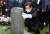 더불어민주당 전당대회 출마를 선언한 이재명 상임고문이 24일 오후 광주 북구 운정동 국립 5·18 민주묘지를 찾아 조사천 열사 묘소를 참배하고 있다. 연합뉴스