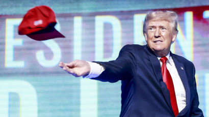 [이시각] '트럼프가 옳았다' 모자 날린 트럼프, 2024 대선 출마 시동