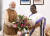 나렌드라 모디 인도 총리(왼쪽)가 21일(현지시간) 무르무 당선인에게 꽃다발을 건네고 있다. 신화=연합뉴스