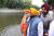 인도 펀자브주 술탄푸르 로디에서 열린 칼리 바인 강 정화사업 22주년 기념식에 참석한 바관트 만(49) 펀자브주 총리가 강물을 떠 마시고 있는 모습. [펀자브주 정부 공식 트위터 캡처]
