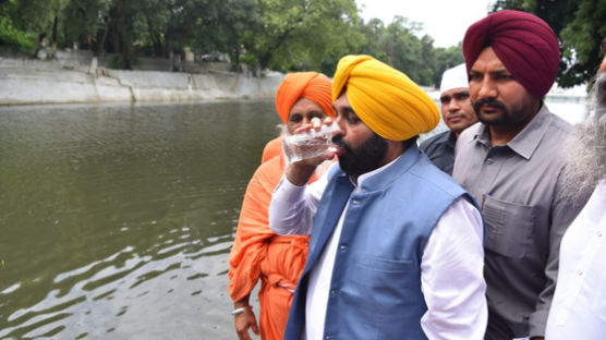 "강물 깨끗해" 한 컵 떠서 원샷…인도 정치인 결국 병원 갔다
