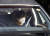 아베 신조 전 일본 총리의 부인 아키에 여사 12일 도쿄의 사찰 조죠지에서 열린 아베 총리의 장례식을 마친 뒤 운구차를 타고 떠나고 있다. [로이터=연합]