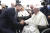 프란치스코 교황이 24일(현지시간) 캐나타 앨버타주 에드먼튼 국제공항에서 트뤼도 총리의 환영을 받고 있다. AP=연합뉴스
