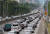 현충일 연휴였던 지난달 5일 서울 서초구 경부고속도로 잠원IC 인근 하행선(오른쪽)이 차량들로 정체를 빚고 있다. 연합뉴스