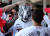 호랑이 마스크를 쓴 뒤 축하를 받는 KIA 타이거즈 나성범. [연합뉴스]
