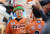 22일 대전 KT전에서 홈런을 친 뒤 티모 모자를 쓰고 축하를 받는 한화 김인환. [사진 한화 이글스]