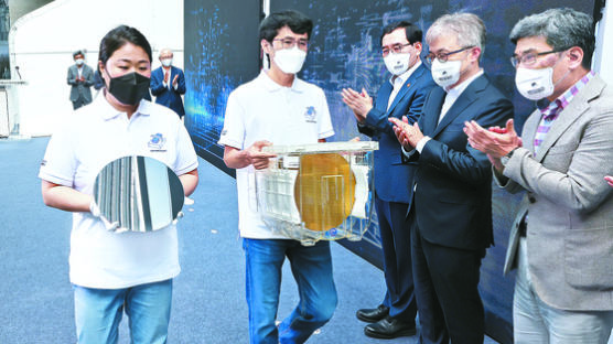 [사진] 삼성, 세계 첫 3나노 반도체 출하 … TSMC에 앞섰다