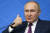 지난 20일 블라디미르 푸틴 러시아 대통령이 모스크바에서 열린 한 유소년 포럼 행사에서 엄지손가락을 드는 포즈를 취하고 있다. [AP=연합뉴스]