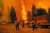미국 소방대원들이 23일 요세미티 국립공원에서 멀지 않은 캘리포니아 주 동부 마리포사에서 산불 진화 작업을 벌이고 있다. [AP=연합뉴스]