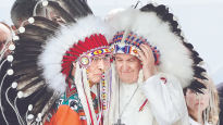 [사진] 선주민 머리 장식을 쓴 교황