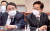2020년 10월 22일 국회에서 열린 대검찰청 국정감사에서 질의와 답변을 하는 윤석열 당시 검찰총장(왼쪽)과 박범계 민주당 의원. 연합뉴스