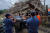 27일 필리핀에서 지진이 발생했다. 피해를 입은 공사 현장에서 구조 활동을 펼치는 모습. AFP=연합뉴스