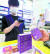 26일 서울 시내의 편의점에서 한 시민이 코로나19 자가진단키트를 구매하고 있다. [뉴스1]