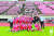 한국 여자축구대표팀 선수들이 26일 동아시안컵 대만과의 최종전에서 유종의 미를 거둔 뒤 기념 촬영하고 있다. [사진 대한축구협회]