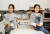 이유은(왼쪽)·김예나 학생기자가 프랑스식 쉬크르 티레 기법을 사용해 직접 노란 장미꽃 설탕 공예품을 만들었다.
