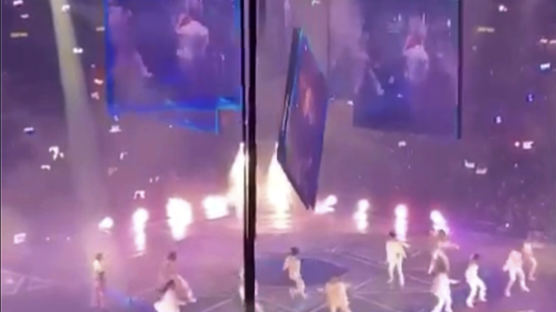 댄서 위로 대형 스크린 추락…홍콩 아이돌 콘서트 아수라장