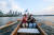29일 오후 한강킹카누 물길여행에 참여한 시민들이 힘차게 카누 노를 젓고 있다. 우상조 기자