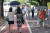 서울 전역에 폭염경보가 내린 29일 시민들이 서울 용산구 전쟁기념관에서 양산을 쓰고 나무그늘 밑으로 걷고 있다. 연합뉴스