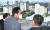 오세훈 서울시장이 30일 오전(현지시간) 싱가포르 주택개발청(HDB) 주택전시관 옥상에서 싱가포르의 스카이라인을 살펴보고 있다. 사진 서울시=연합뉴스