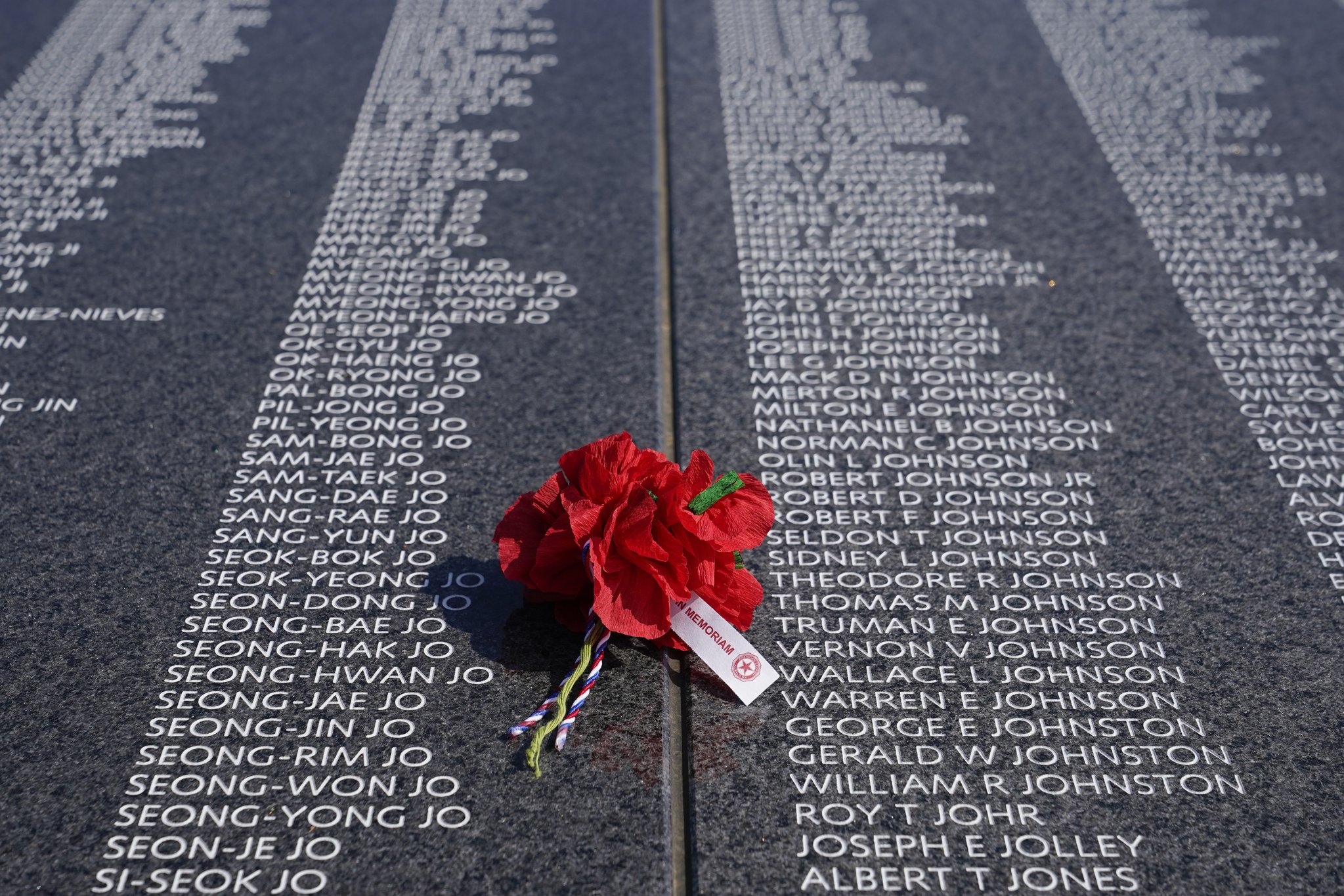 27일(현지시간) 준공식이 열린 미국 워싱턴 한국전참전용사기념공원에 건립된 ‘추모의 벽’. 6·25 전쟁에서 전사한 미군 3만 6634 명과 한국 카투사 7174 명의 이름이 함께 각인되어 있다.AP=연합뉴스