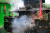 영화 '한산: 용의 출현' 촬영 현장 비하인드. 3000평 규모 실내 VFX 세트장에서 움직이는 기계 장치 짐벌 위에 선박 세트를 올려 촬영했다. [사진 롯데엔터테인먼트]