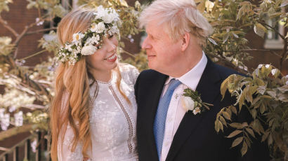 "이러려고 총리직 지켰나"…英총리 결혼 1년뒤 결혼파티 논란