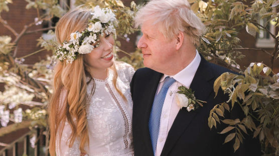 "이러려고 총리직 지켰나"…英총리 결혼 1년뒤 결혼파티 논란