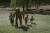 미국 켄터키 주 방위군이 30일(현지시간)수해를 입은 어린이들을 구조해 헬기로 이동하고 있다. AFP=연합뉴스