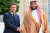 에마뉘엘 마크롱 프랑스 대통령이 팔 엘리제궁에 도착한 사우디아라비아의 무함마드 빈 살만 왕세자를 맞이하고 있다. [AFP=연합뉴스]