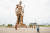 북한 만수대창작사가 서아프리카 베냉의 최대도시 코토누에 건립한 30m규모 동상의 모습. 베냉 대통령실 트위터 