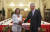 1일 싱가포르를 방문한 낸시 펠로시 미국 하원의장(왼쪽)이 이스타나 대통령궁에서 리셴룽 싱가포르 총리와 악수하고 있다. AP=연합뉴스