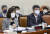 국회 보건복지위원회 전체회의가 2일 서울 여의도 국회에서 열렸다. 백경란 질병관리청장(왼쪽)과 이기일 보건복지부 제2차관(오른쪽)이 의원들의 질의에 답변하고 있다. 김성룡 기자