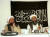 1998년 당시 알카에다 1인자인 오사마 빈 라덴(오른쪽)의 선전 활동을 듣고 있는 아이만 알자와히리. AP=연합뉴스