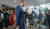 조 맨친 미국 상원의원이 1일(현지시간) 의사당에서 척 슈머 상원 원내대표와 전기차 보조금 관련 법안 통과에 합의했다고 발표하고 있다. [AP=연합뉴스]