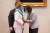 차이잉원 대만 총통(오른쪽)이 3일 낸시 펠로시 미국 하원의장과 접견에 앞서 대만과 미국 간 교류에 기여한 공로를 기리는 특종대수경운 훈장을 펠로시 의장에게 수여하고 있다. AFP=연합뉴스