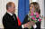 블라디미르 푸틴 러시아 대통령(왼쪽)과 알리나 카바예바. AP=연합뉴스