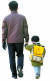 지난 2020년 3월 4일 광주 북구 오치동의 한 거리에서 어린이가 아버지의 손을 잡고 걸어가고 있는 사진. 연합뉴스