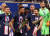 우승컵을 들고 좋아하는 네이마르(앞줄 가운데)와 메시(앞줄 맨 오른쪽 ), 두 선수를 바라보는 라모스. (뒷 줄 오른쪽 두 번째). [로이터=연합뉴스]