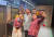 여름휴가 중인 윤석열 대통령이 3일 저녁 서울 종로구 대학로의 한 극장에서 연극 ‘2호선 세입자’를 관람한 후 배우들과 기념사진을 찍고 있다. 사진 대통령실