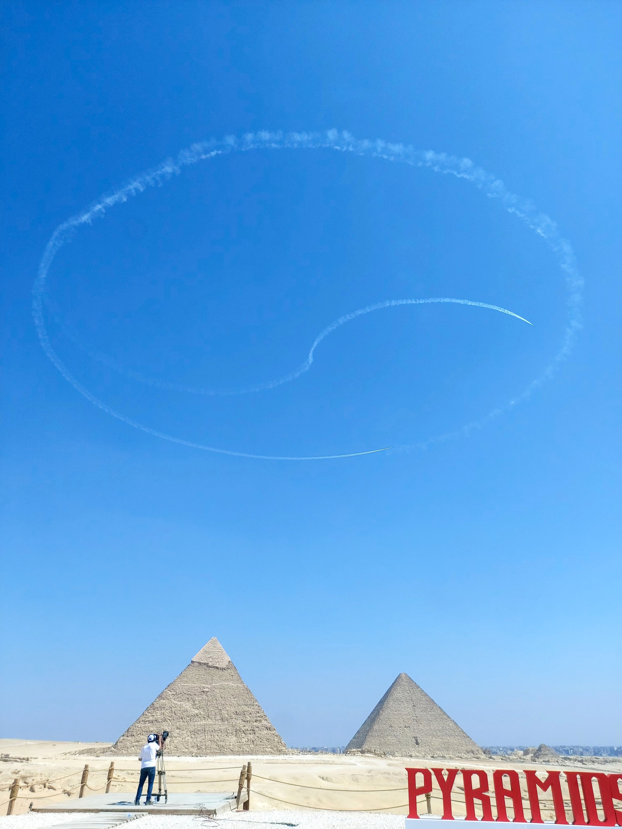 피라미드 <span class='keyword'>에어</span>쇼 2022에 참가한 블랙이글스가 3일(현지시간) 이집트 카이로 인근 피라미드 상공에서 태극문양을 그리고 있다. 국방부공동취재단