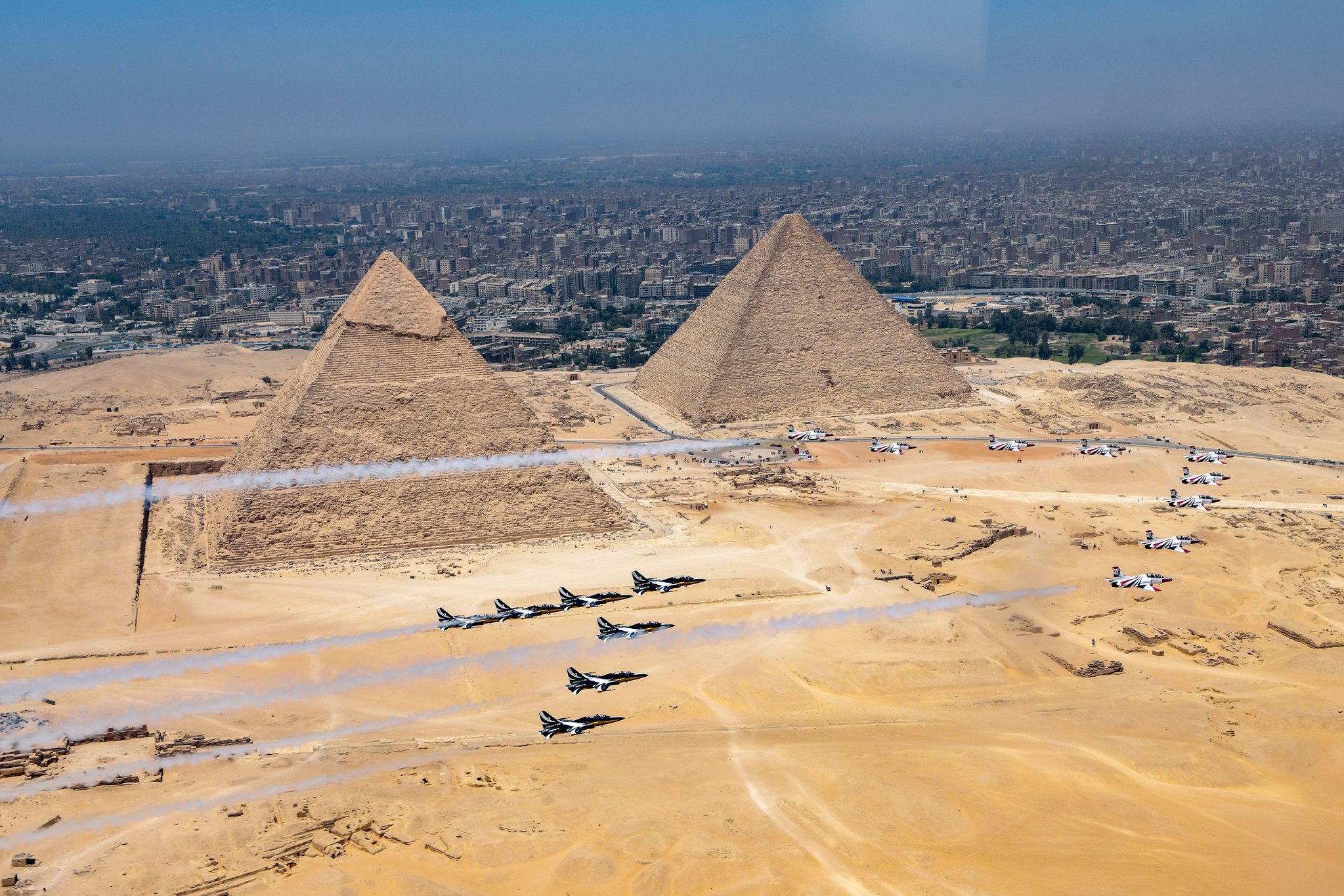 3일 피라미드 에어쇼 2022에 참가한 블랙이글스가 이집트 공군 특수비행팀 '실버스타즈'와 우정비행을 하고 있다. 실버스타스가 운용하는 항공기는 중국산 K-8E '카라코럼'이다. 사진 공군
