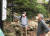 필립 골드버그 신임 주한 미국대사(오른쪽)가 지난달 31일 박진 외교부 장관과 함께 북한산을 등반하던 중 박 장관한테 등산로에 관한 설명을 듣고 있다. SNS 캡처