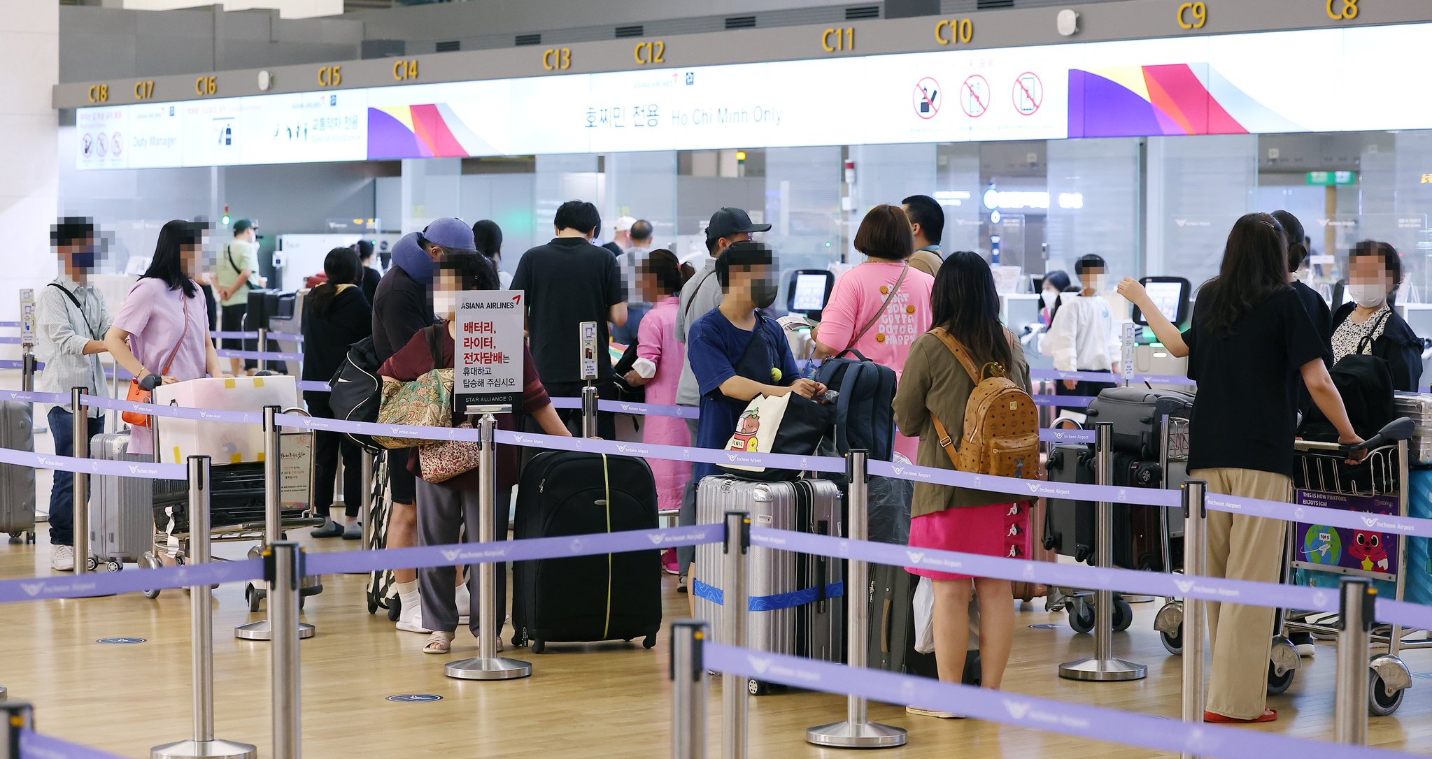 3시간 앞당겨진 대만 직항편 이용 승객들이 4일 인천공항에서 탑승수속을 밟고 있다. 연합뉴스