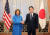 기시다 후미오 일본 총리가 5일 일본 도쿄 총리관저에서 낸시 펠로시 미국 하원 의장을 만나 악수를 하고 있다. 사진 일본 총리관저 홈페이지