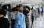 5일 서울 마포구 보건소 코로나19 선별진료소를 찾은 시민들이 검사를 받기 위해 차례를 기다리고 있다.    연합뉴스